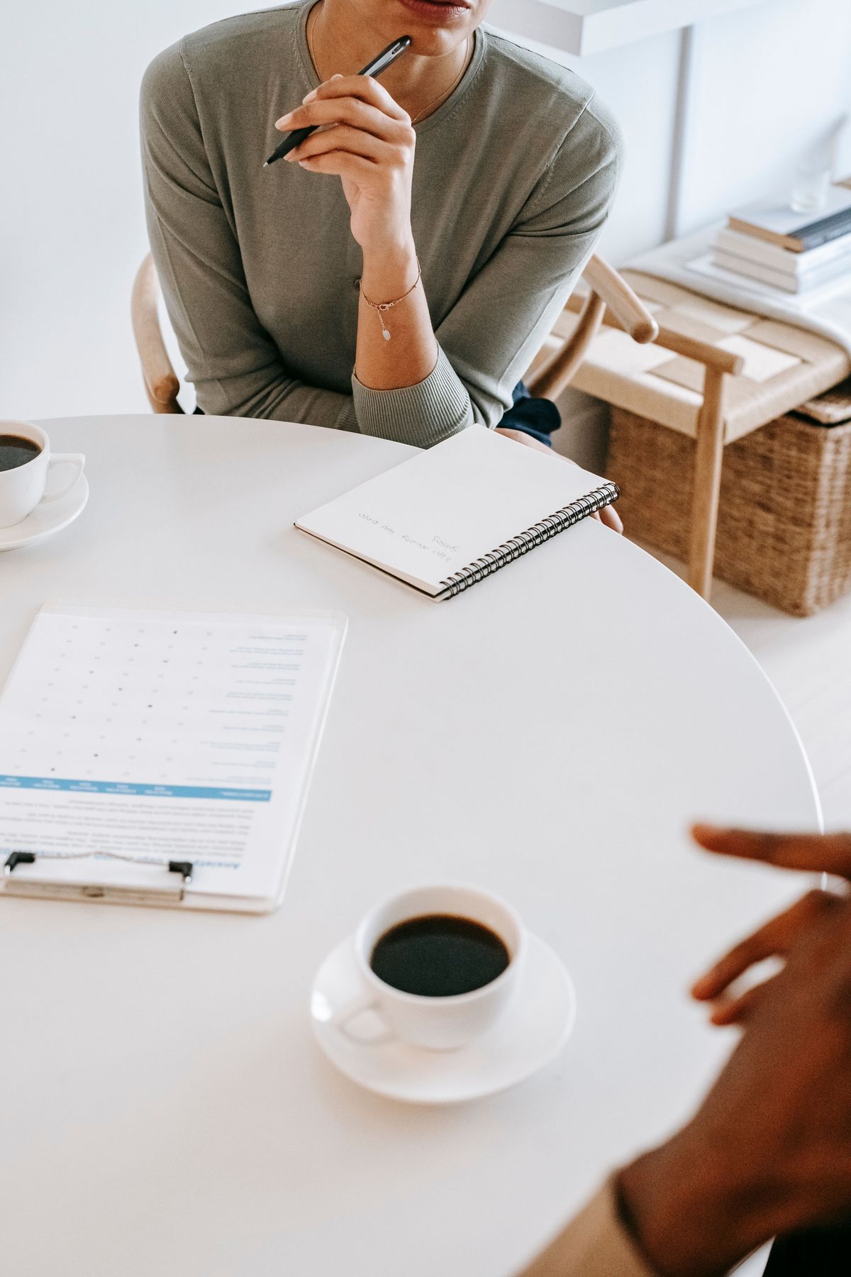 Beratungsgespräch am Tisch mit Kaffee
